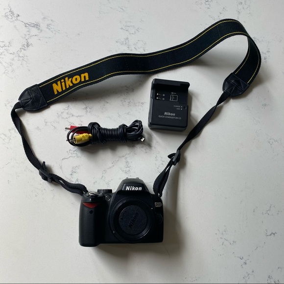 Nikon D60 with Camera Bag - Picture 2 of 6